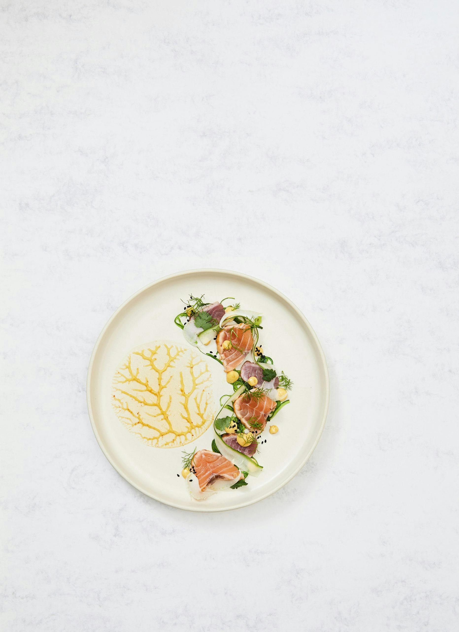 tataki av tunfisk og laks